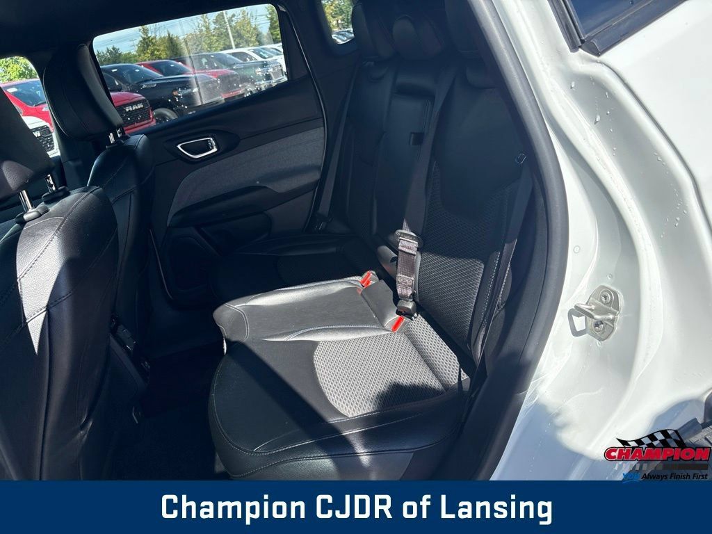 Used 2024 Jeep Compass Latitude AWD/4WD image 16