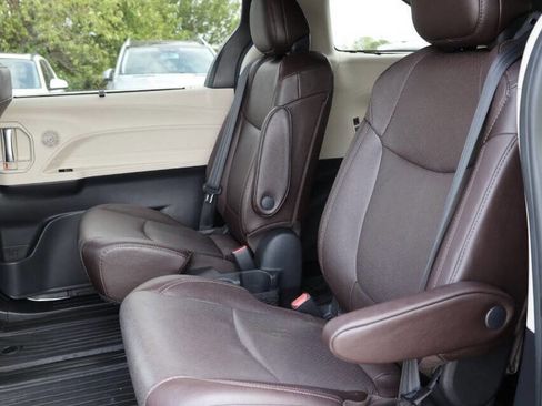 Used 2021 Toyota Sienna Platinum image 17