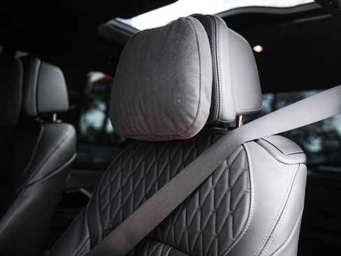 Used 2025 BMW X7 M60i w/ Climate Comfort Package image 28