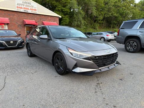 Used 2021 Hyundai Elantra SEL w/ Convenience Package FWD image 3
