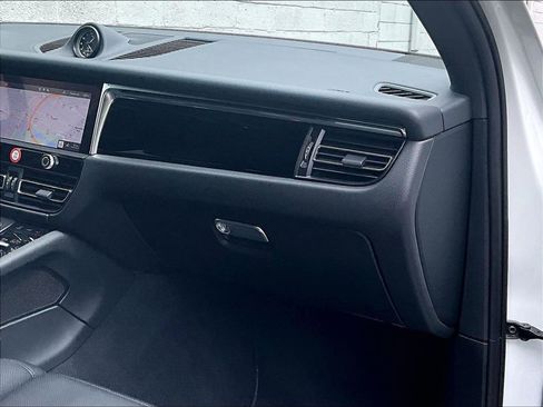Certified 2025 Porsche Macan AWD/4WD image 19