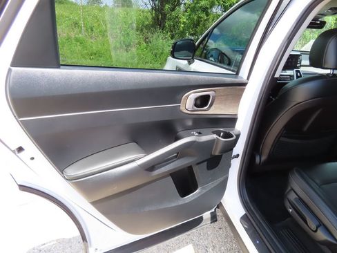 Certified 2022 Kia Sorento S w/ Panoramic Sunroof Package AWD/4WD image 36