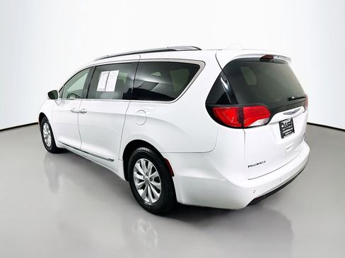 Used 2019 Chrysler Pacifica Touring-L image 5