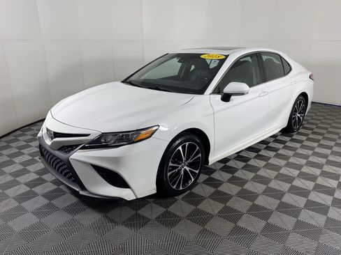 Used 2018 Toyota Camry SE w/ Moonroof Package FWD image 10