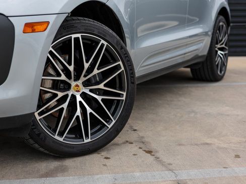 Certified 2025 Porsche Macan image 12