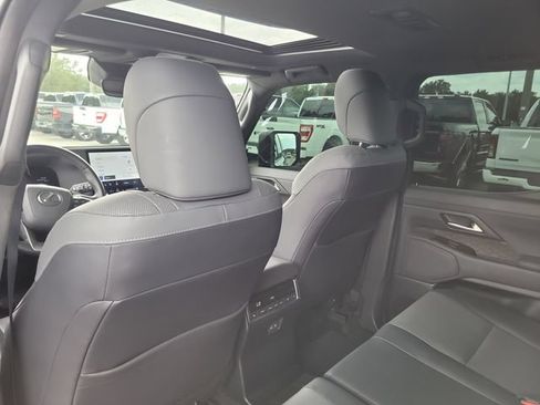 Used 2024 Lexus GX 550 w/ Accessory Package (31) AWD/4WD image 13