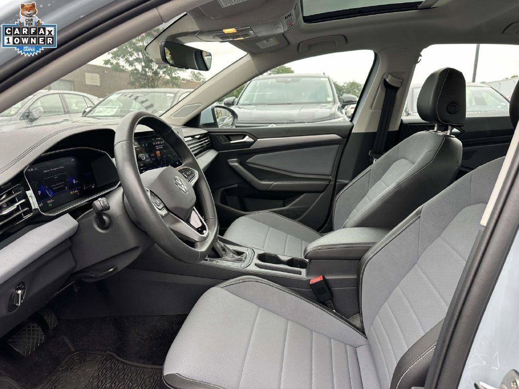 Used 2026 Volkswagen Jetta SE FWD image 15