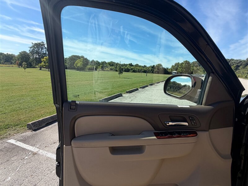 Used 2011 GMC Yukon XL SLT w/ SLT-2 Equipment Package AWD/4WD image 25