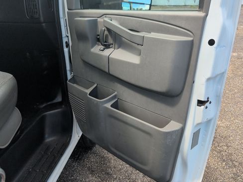 Used 2016 Chevrolet Express 4500 RWD image 22