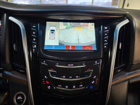 Used 2019 Cadillac Escalade Premium Luxury image 39