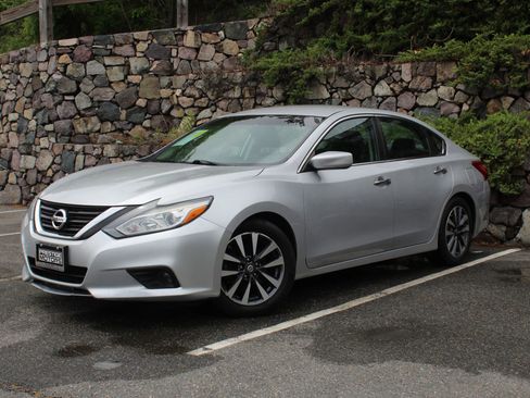 Used 2017 Nissan Altima 2.5 SV FWD image 2