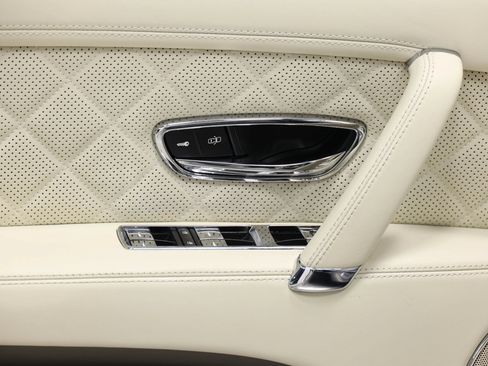 Used 2018 Bentley Flying Spur V8 AWD/4WD image 13