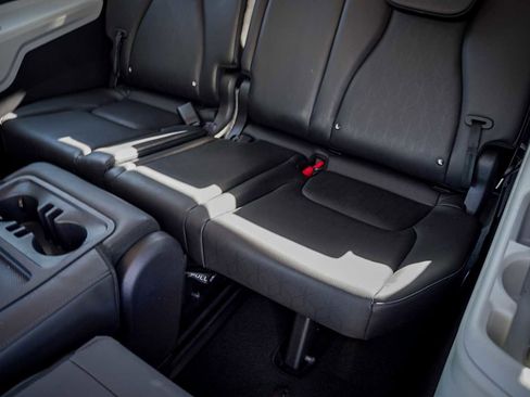 Certified 2024 Kia Carnival LX image 31