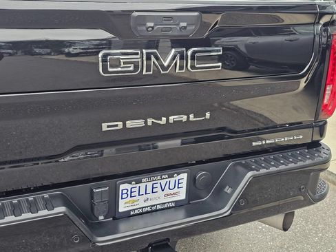 Used 2022 GMC Sierra 3500 Denali w/ Denali Black Diamond Edition AWD/4WD image 17