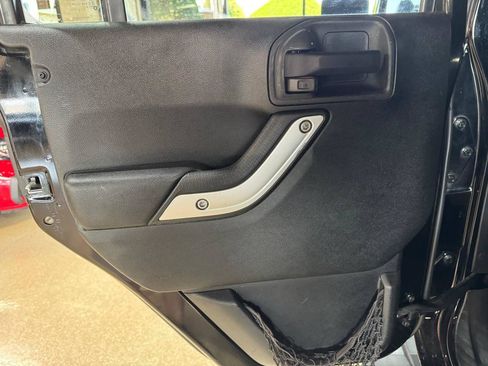 Used 2014 Jeep Wrangler Unlimited Sahara w/ Connectivity Group AWD/4WD image 14