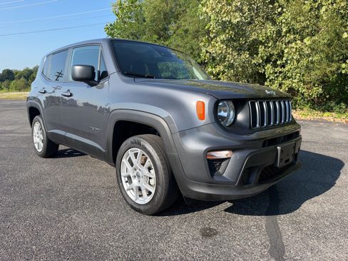 Used 2023 Jeep Renegade Latitude AWD/4WD image 2