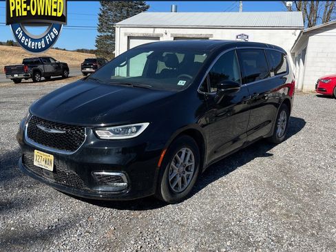 Used 2026 Chrysler Pacifica Select image 1