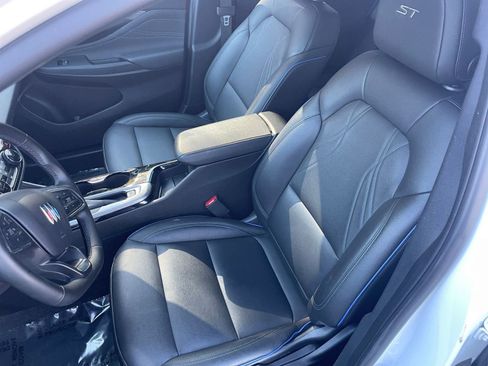 Used 2025 Buick Envista Sport Touring image 32