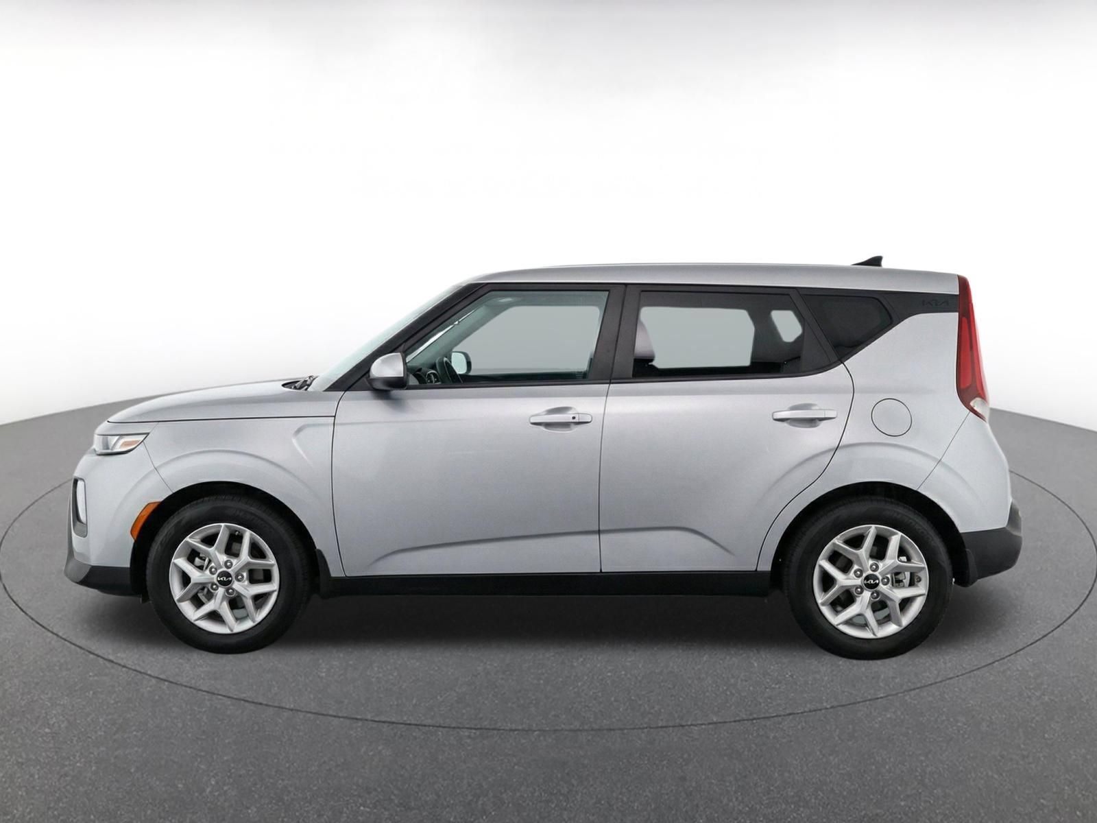 Used 2025 Kia Soul LX w/ LX Technology Package FWD image 4