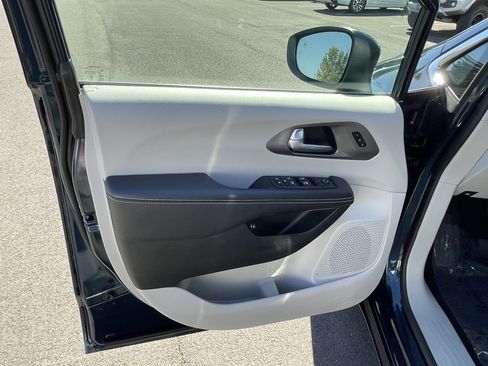 Used 2023 Chrysler Pacifica Touring-L FWD image 16