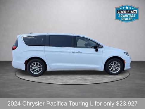 Used 2024 Chrysler Pacifica Touring-L FWD image 2