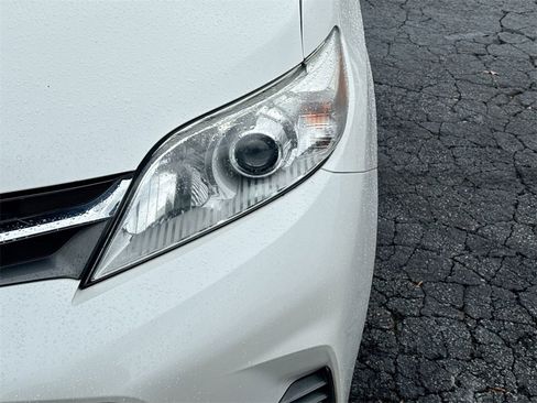 Used 2020 Toyota Sienna XLE image 10