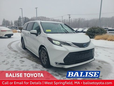Used 2023 Toyota Sienna XLE image 1