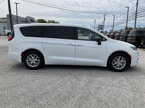 Used 2024 Chrysler Pacifica Touring-L FWD image 4