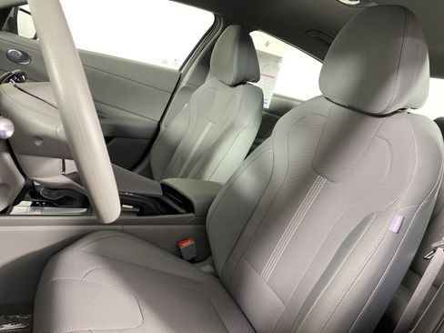 Used 2021 Hyundai Elantra SE FWD image 16
