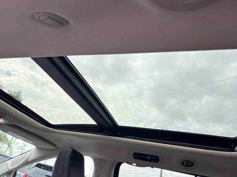 Used 2023 Chrysler Pacifica Limited FWD image 23