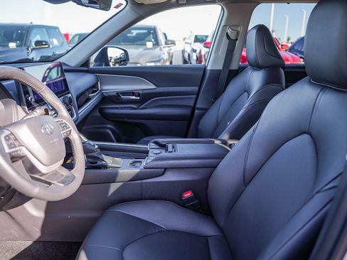 Certified 2025 Toyota Grand Highlander FWD image 18