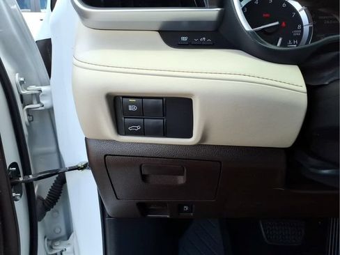 Used 2022 Toyota Highlander XLE AWD/4WD image 14