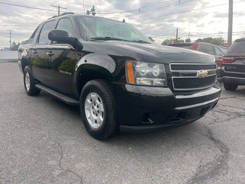 Used 2011 Chevrolet Avalanche LS w/ Convenience Package AWD/4WD image 4