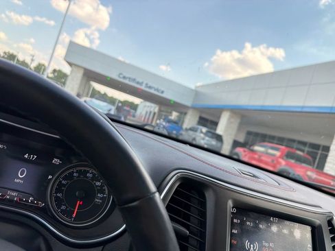 Used 2019 Jeep Cherokee Trailhawk AWD/4WD image 10