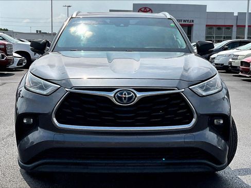 Used 2021 Toyota Highlander Limited FWD image 2