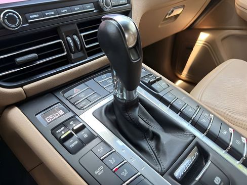 Certified 2021 Porsche Macan AWD/4WD image 23