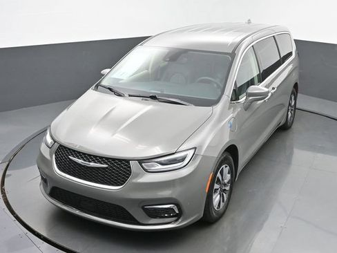 Used 2022 Chrysler Pacifica Touring-L FWD image 38