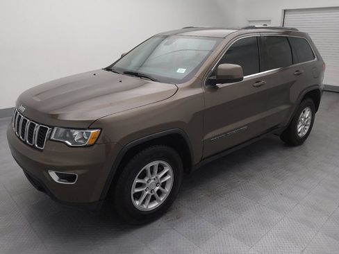 Used 2019 Jeep Grand Cherokee Laredo image 2