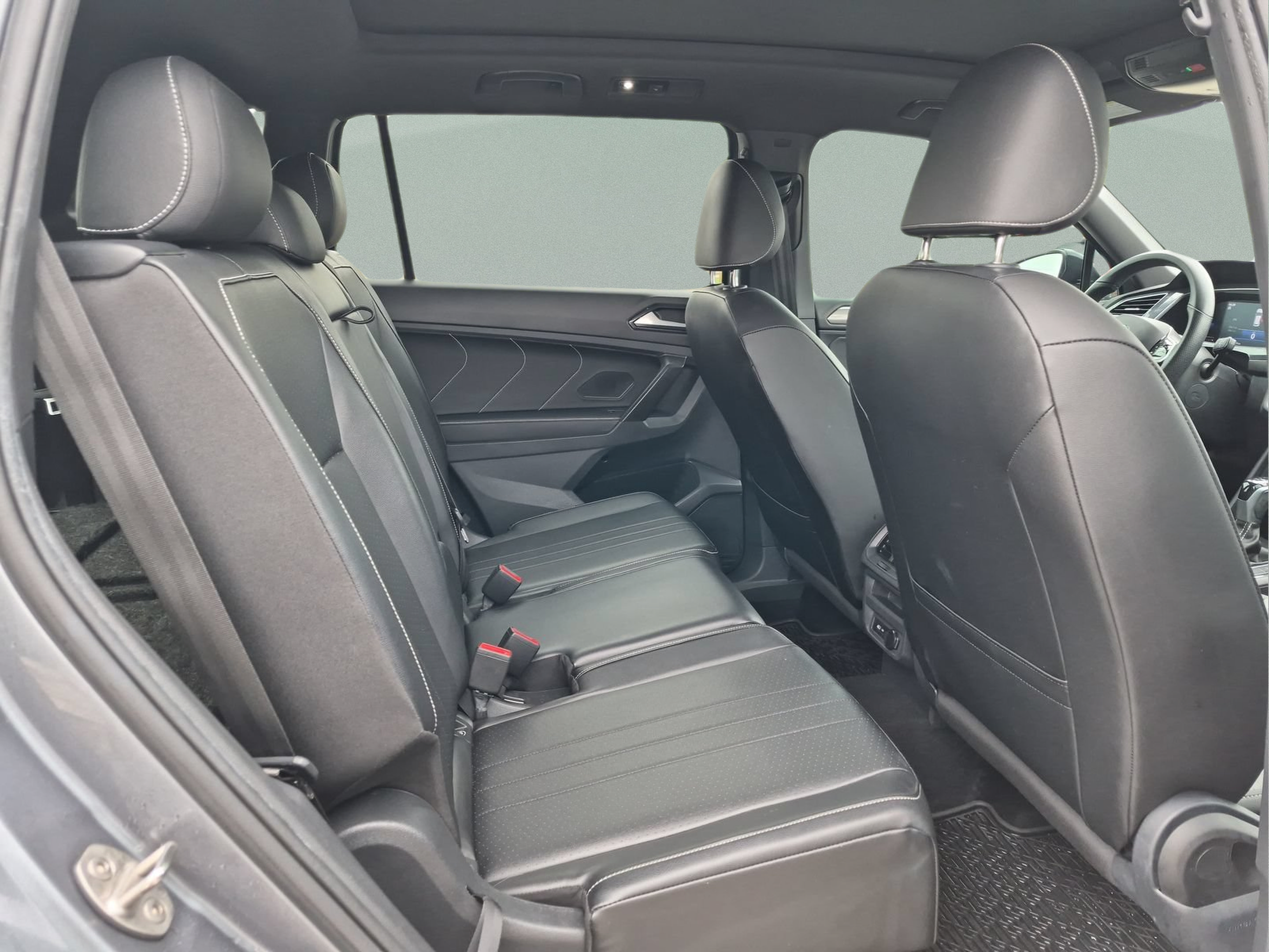 Used 2022 Volkswagen Tiguan SE R-Line FWD image 18