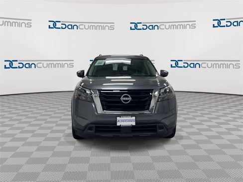 Used 2025 Nissan Pathfinder SV image 3