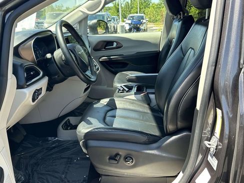 Used 2017 Chrysler Pacifica Touring-L image 4