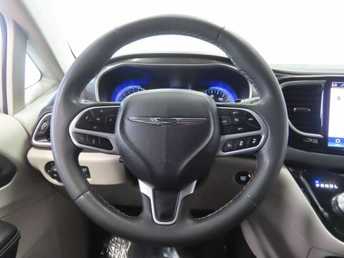 Used 2024 Chrysler Pacifica Touring-L FWD image 8