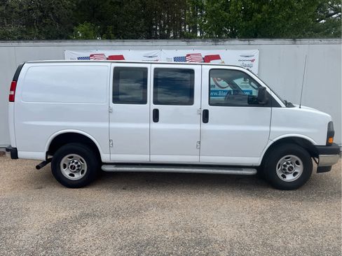 Used 2023 GMC Savana 2500 w/ Driver Convenience Package RWD image 2