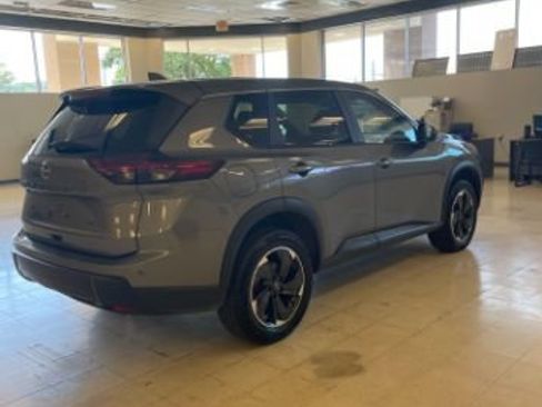 Used 2024 Nissan Rogue SV AWD/4WD image 4