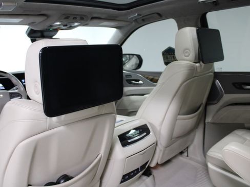 Used 2021 Cadillac Escalade Premium Luxury Platinum w/ Heavy-Duty Trailer Package image 28