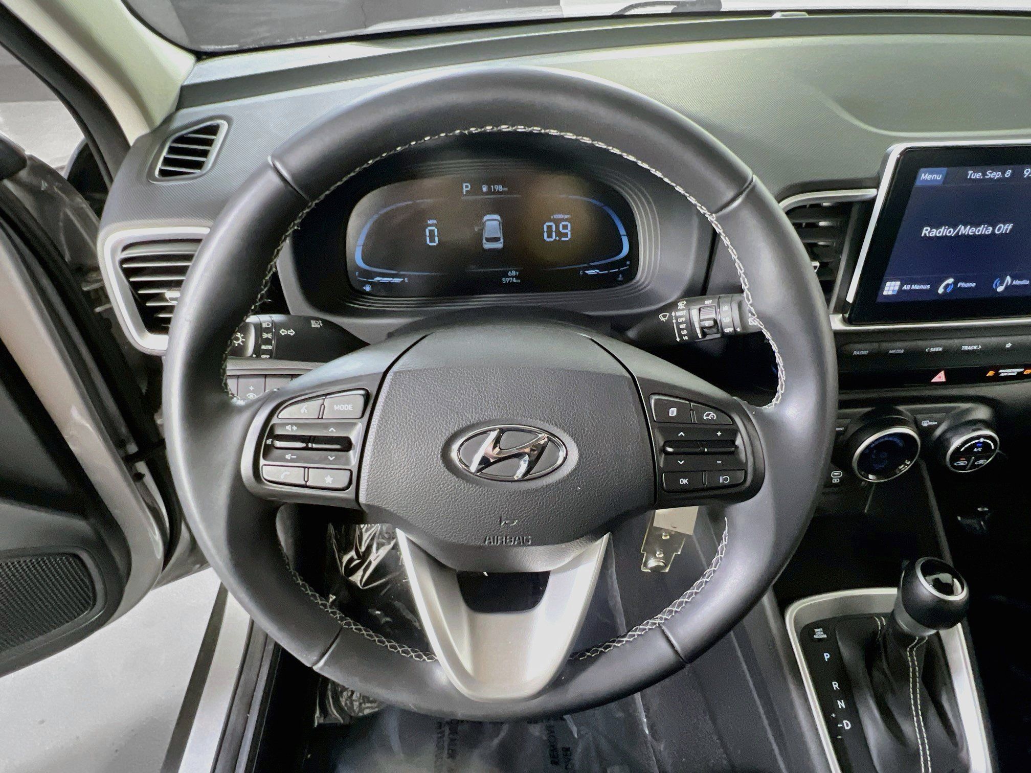 Used 2023 Hyundai Venue SEL w/ Cargo Package FWD image 11