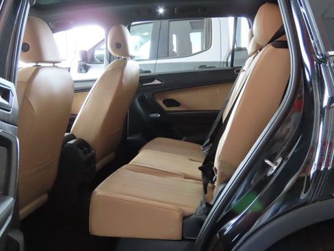 Used 2023 Volkswagen Tiguan SE w/ Panoramic Sunroof Package FWD image 24