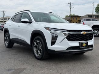 Used 2025 Chevrolet Trax LT w/ LT Convenience Package FWD video 2