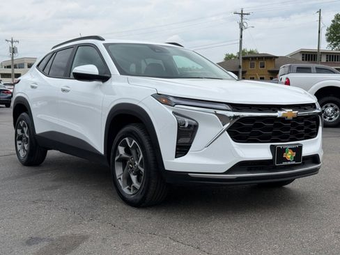 Used 2025 Chevrolet Trax LT w/ LT Convenience Package FWD image 2