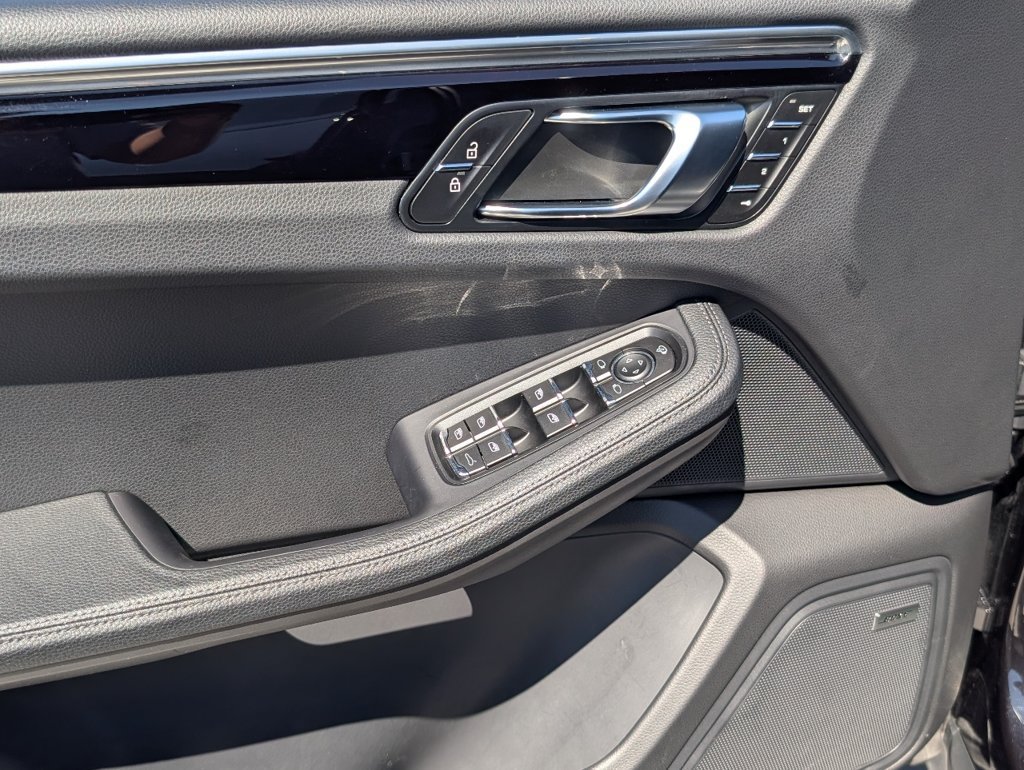 Certified 2025 Porsche Macan AWD/4WD image 20